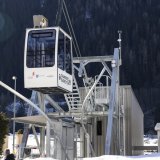 La cabine du telepherique part depuis le village de Champsec photographie lors de l'inauguration du telepherique Champsec - Sarreyer ce samedi, 15 fevrier 2025 a Champsec. Depuis les intemperies de juillet 2024 dans le Val de Bagnes, le village de Sarreyer est uniquement accessible au moyen d'une route forestiere (route du Soleil). A partir du 17 fevrier 2025, un telepherique provisoire completera l'offre de mobilite (KEYSTONE/Cyril Zingaro)